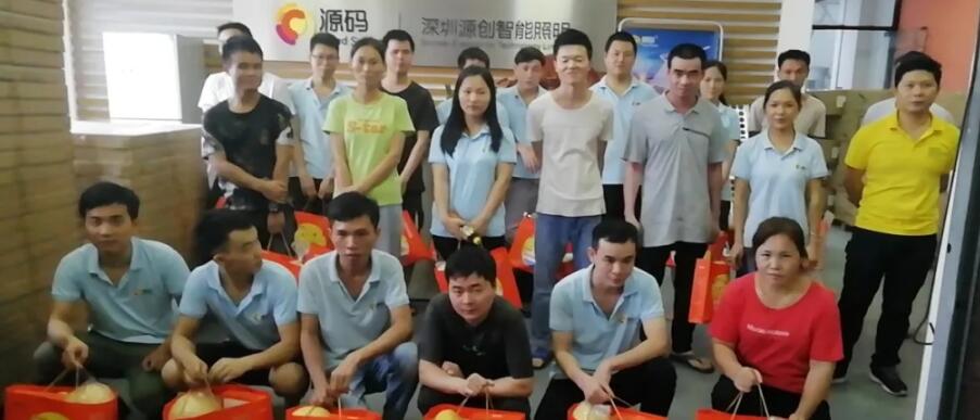 喜逢中秋加国庆，月圆家圆就团圆