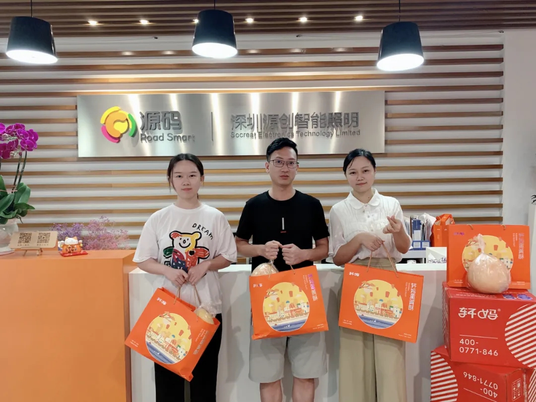 喜逢中秋加国庆，月圆家圆就团圆