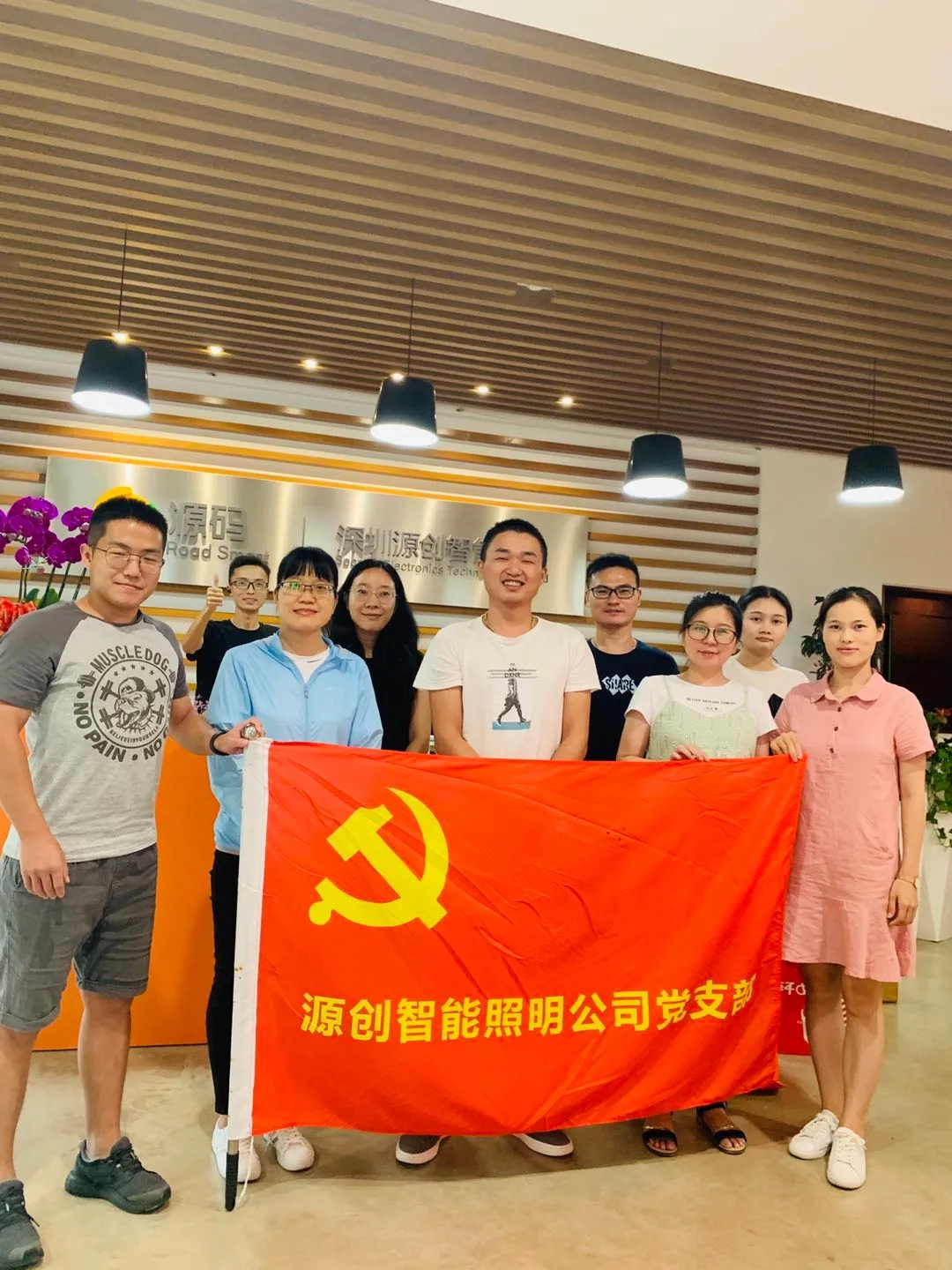 喜逢中秋加国庆，月圆家圆就团圆